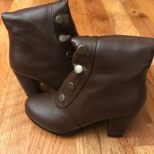 Knee-high heeled boots